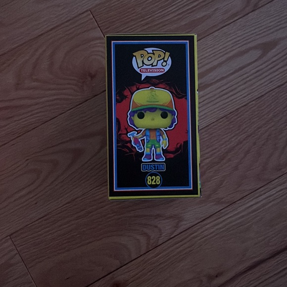 Funko Pop Dustin #828 - Picture 4 of 10